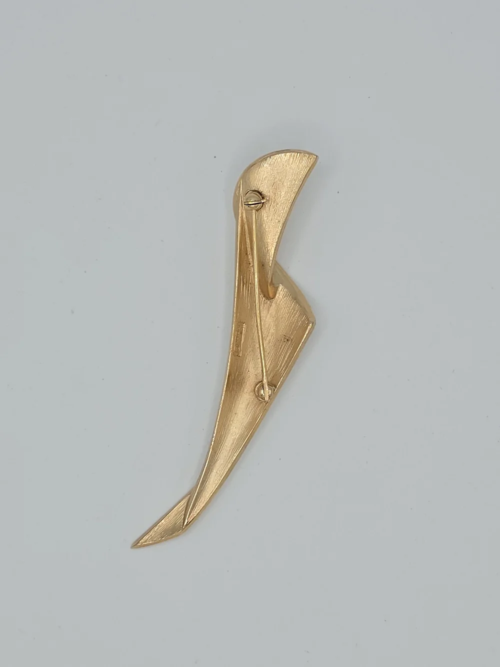 VTG Crown Trifari Brooch Gold Tone Ribbon Pin Brushed Finish Modernist 3.5